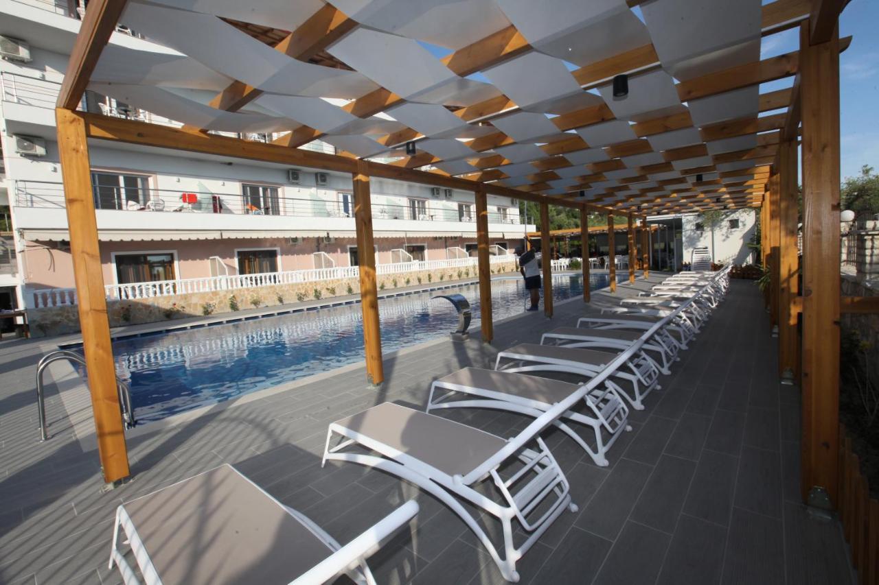 Hotel Riviera Borsh Bagian luar foto
