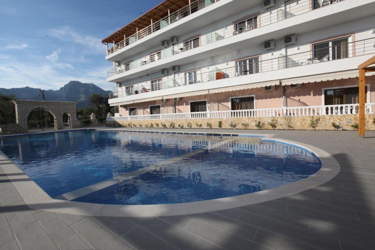 Hotel Riviera Borsh Bagian luar foto