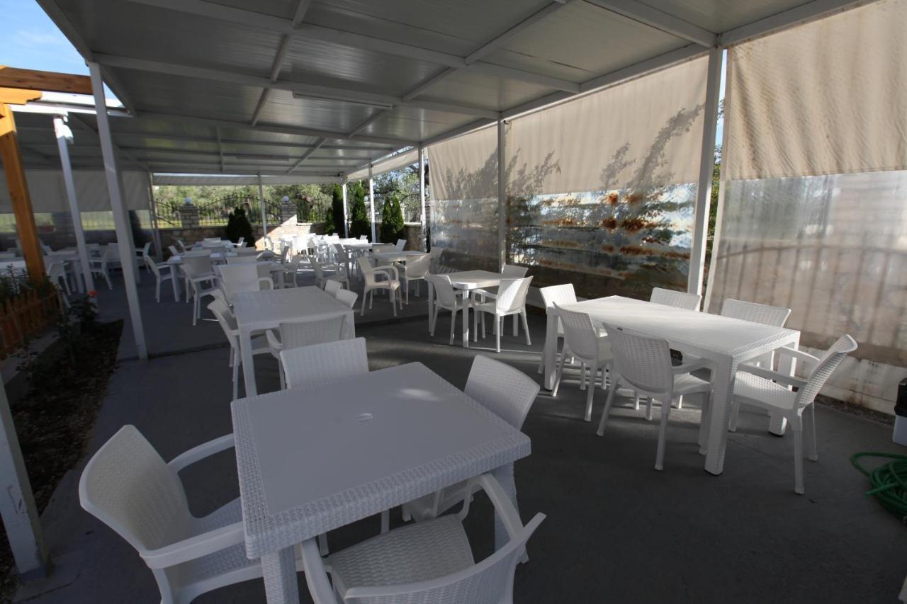 Hotel Riviera Borsh Bagian luar foto