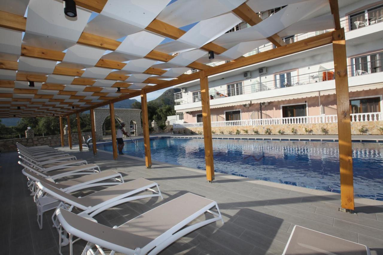 Hotel Riviera Borsh Bagian luar foto