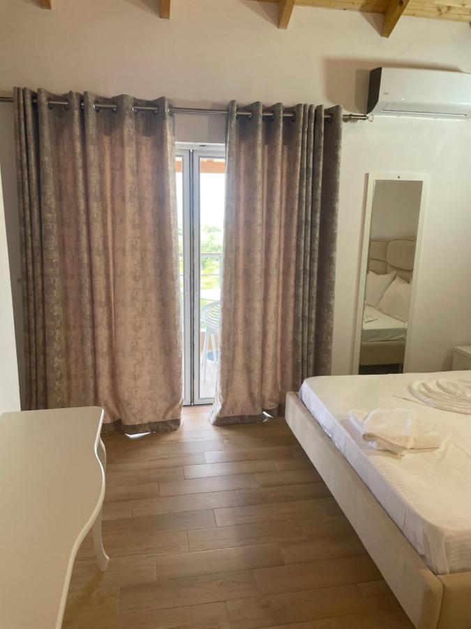 Hotel Riviera Borsh Bagian luar foto