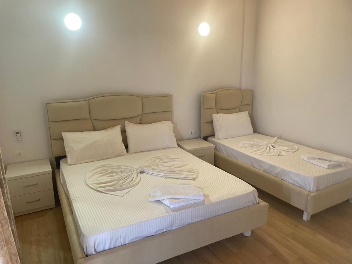 Hotel Riviera Borsh Bagian luar foto