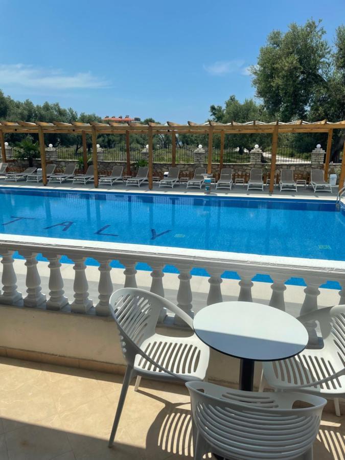 Hotel Riviera Borsh Bagian luar foto